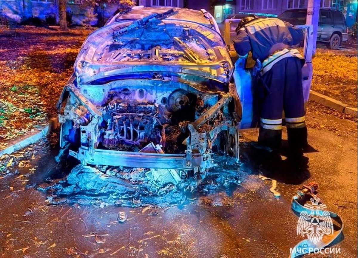 В Новомосковске горели два легковых автомобиля В Новомосковске горели два легковых автомобиля