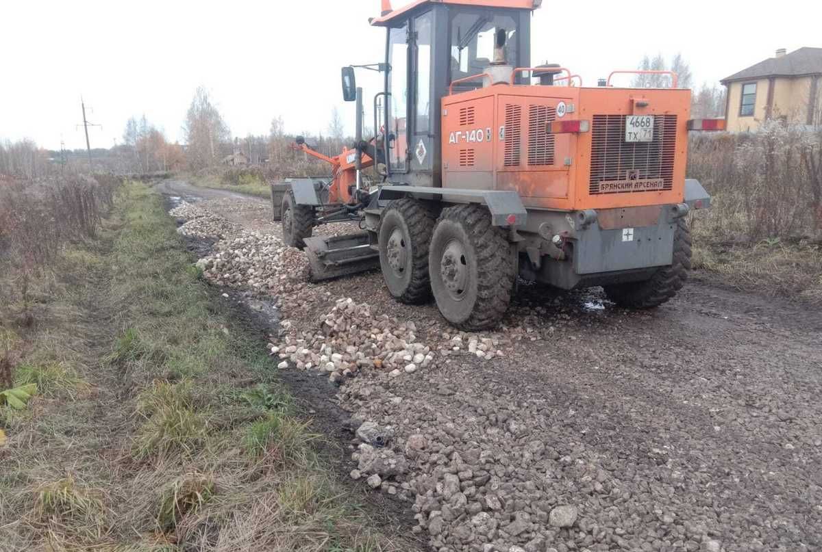 В 6-м Залесном микрорайоне Новомосковска продолжается отсыпка и планирование дорог В 6-м Залесном микрорайоне Новомосковска продолжается отсыпка и планирование дорог