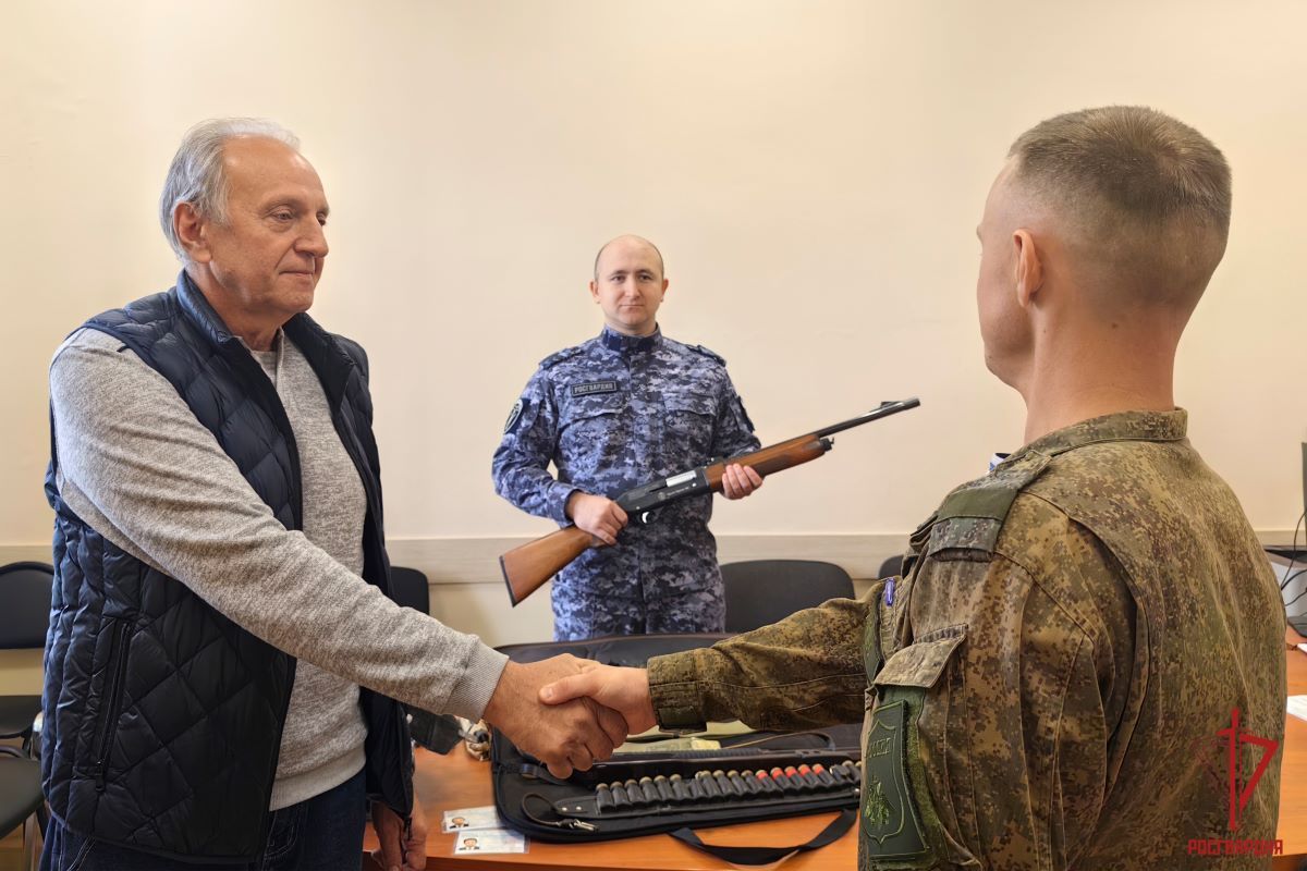 Жители области передают оружие участникам специальной военной операции