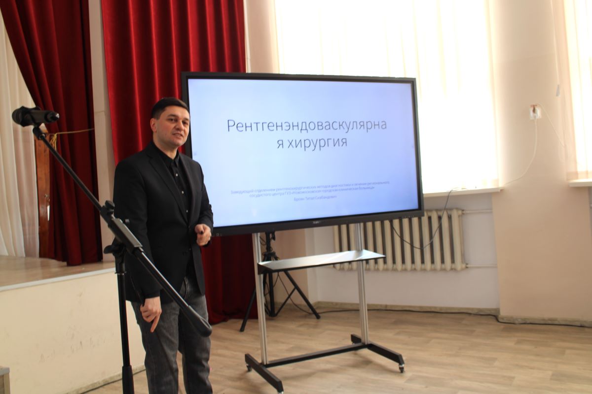 О своей профессии новомосковским лицеистам  интересно рассказал хирург Титал Броян