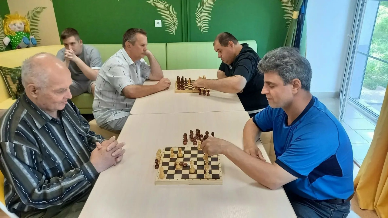 В новомосковском полустационарном социально-реабилитационном отделении провели шахматный турнир
