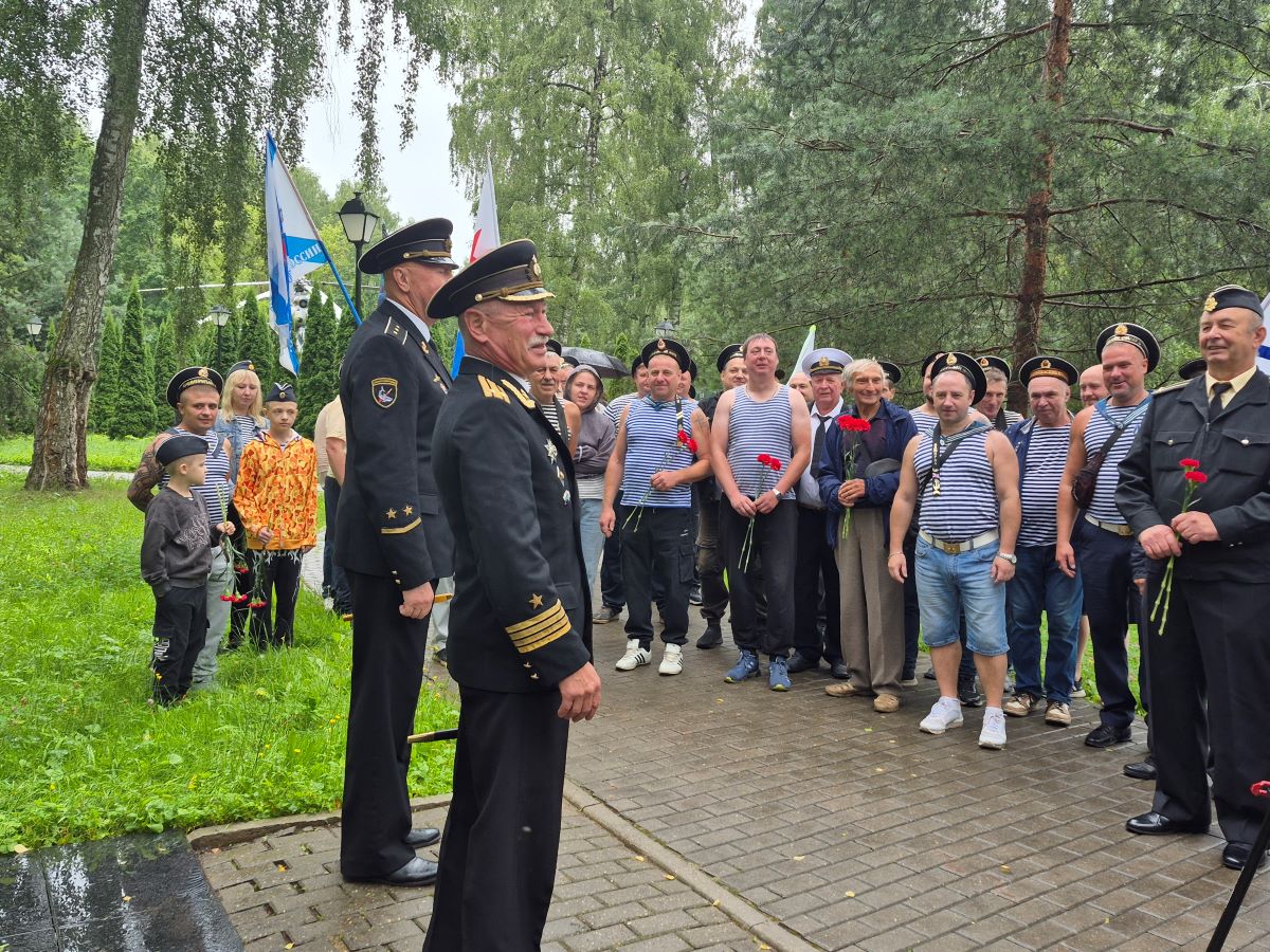 Новомосковцы, служившие на боевых кораблях, отметили  День Военно-морского флота России
