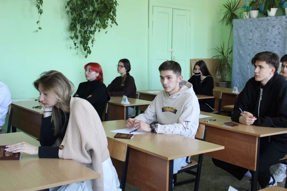 Выпускникам  школ Новомосковска напомнили о сроках подачи заявлений для  участия в ЕГЭ-2026