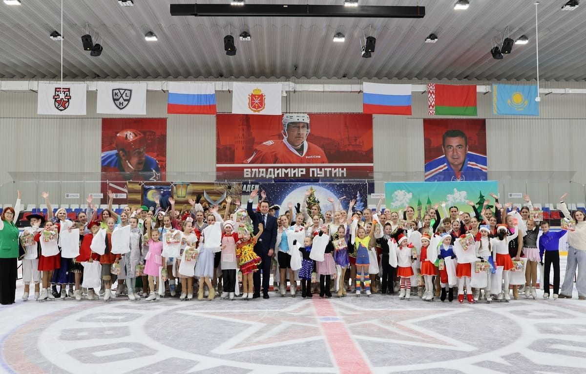 Новомосковских артистов-фигуристов поблагодарили за подаренную зрителям сказку