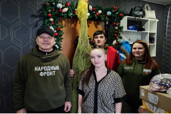 Тульские волонтёры Молодёжного крыла Народного фронта поздравляют семьи участников СВО и доставляют им новогодние ёлки Тульские волонтёры Молодёжного крыла Народного фронта поздравляют семьи участников СВО и доставляют им новогодние ёлки