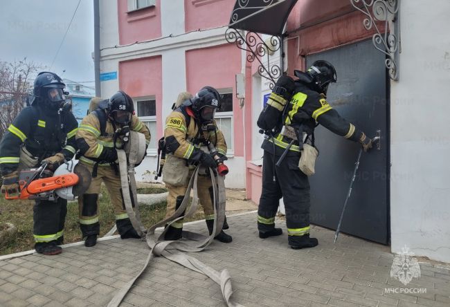 Огнеборцы потушили «пожар» в доме детского творчества