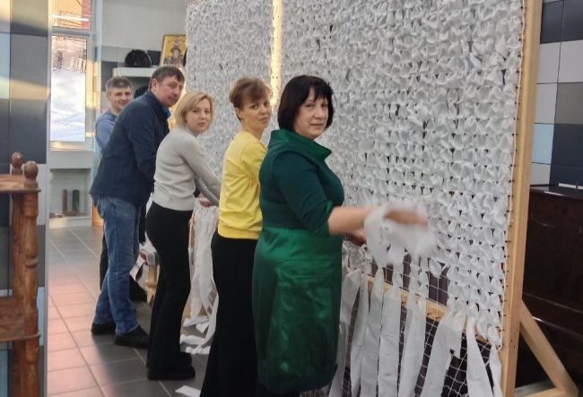 Одоевские музейные работники плетут масксети