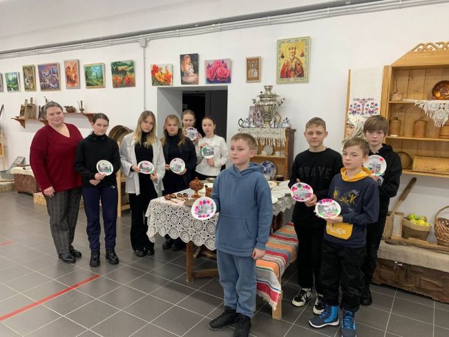 Одоевские школьники прошли мастер-класс по декору тарелок