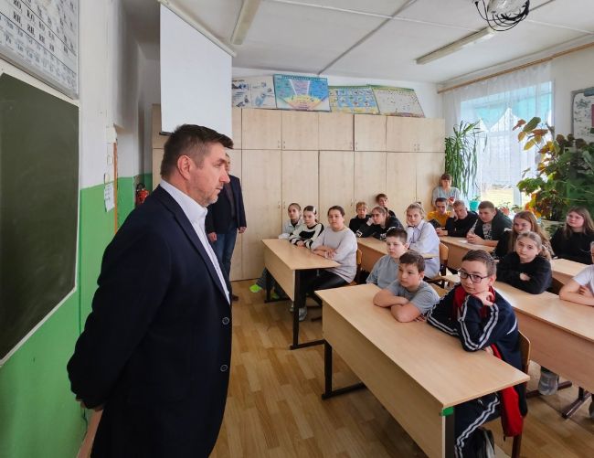 Глава администрации Одоевского района  Валерий Крупнин встретился со школьниками