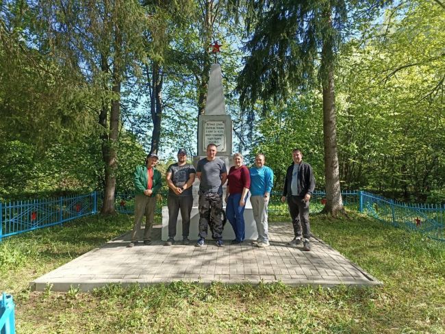 Участники Одоевского внедорожного клуба приводят в порядок памятные места района