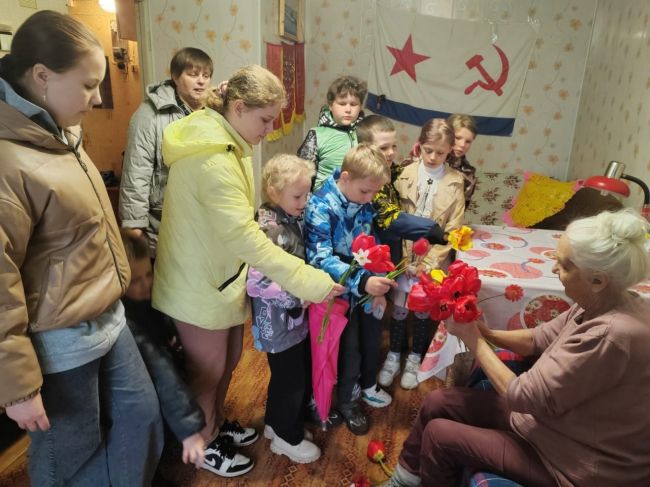 Учащиеся сомовской школы поздравили ветерана с Днём Победы