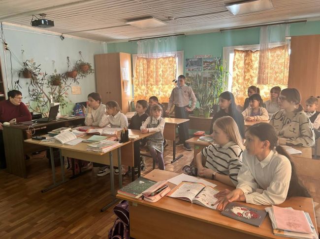 Ботвиньевским школьникам перед каникулами рассказали о ПДД