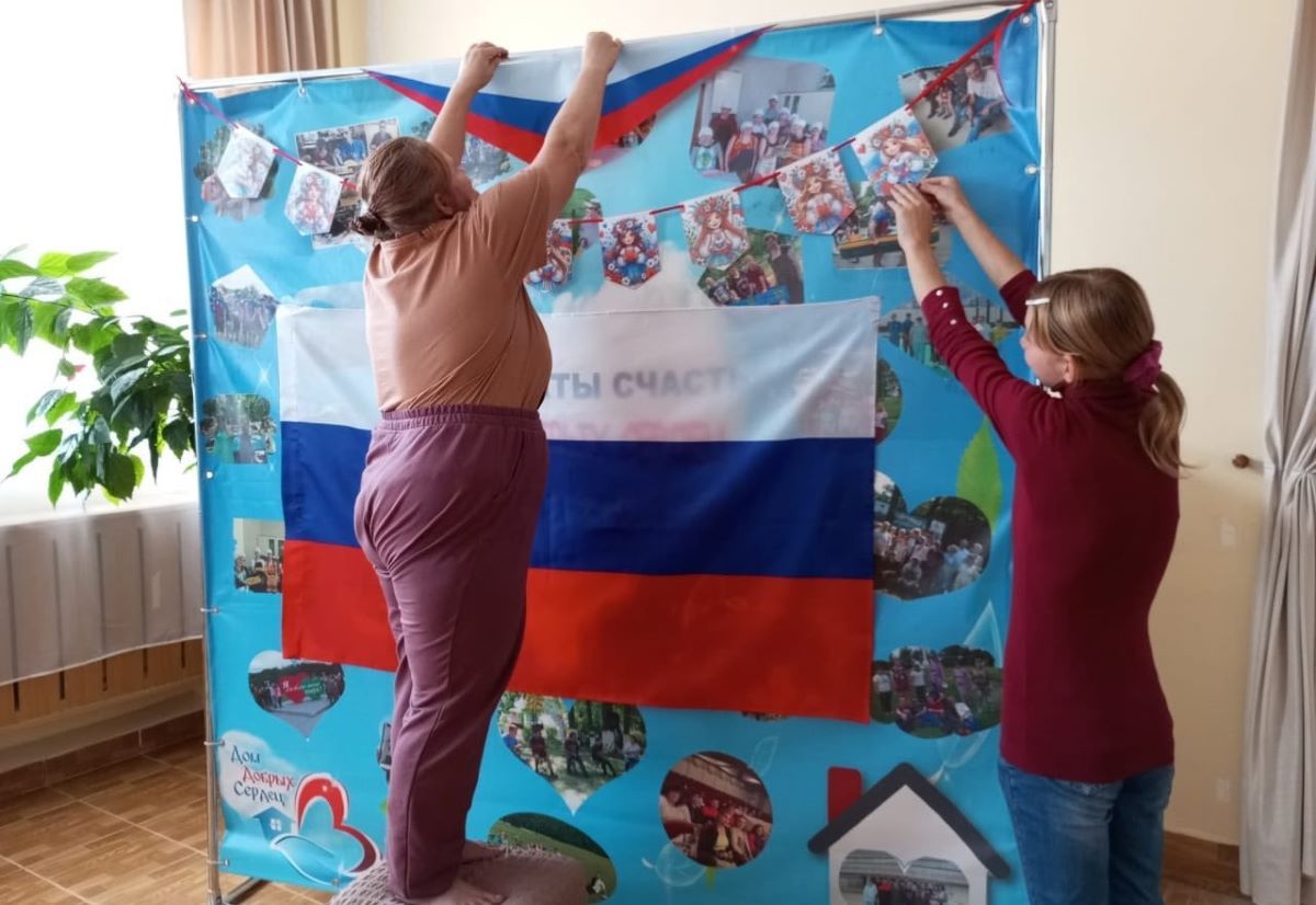 В Николо-Жупанском доме-интернате оформили холл ко Дню государственного флага