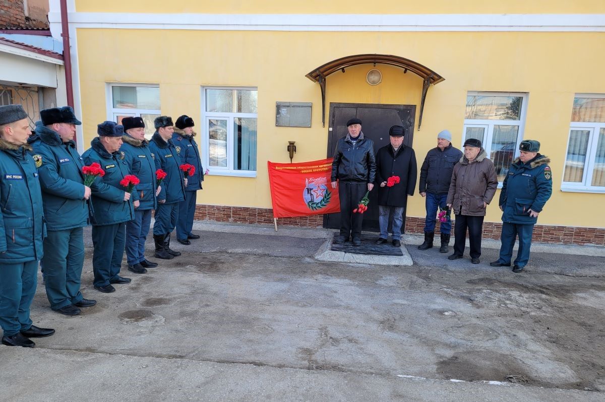 В Одоеве спасатели почтили память погибшего курсанта пожарно-технического училища Михаила Жукова