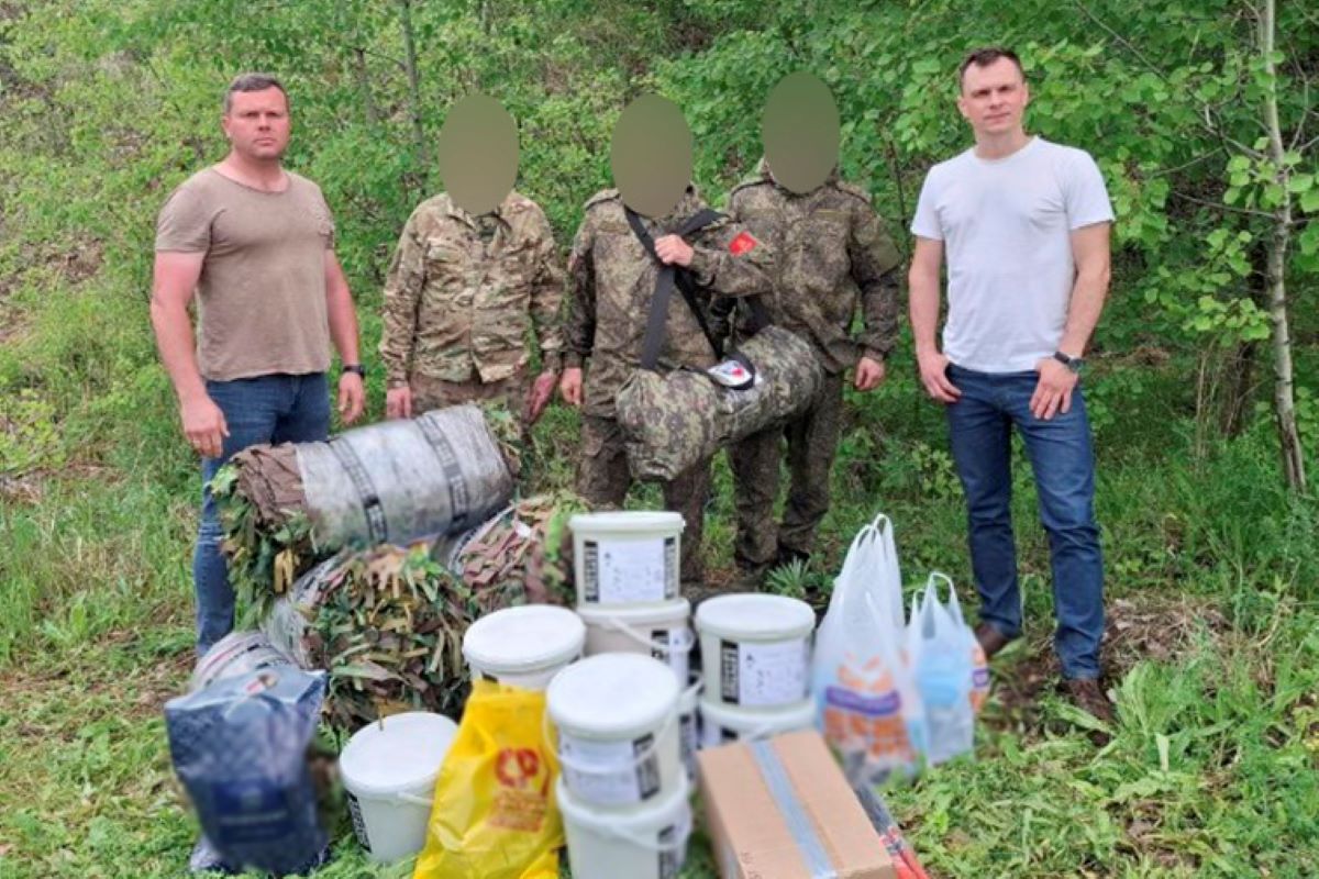 Дмитрий Андросов доставил груз нашим бойцам Дмитрий Андросов доставил груз нашим бойцам