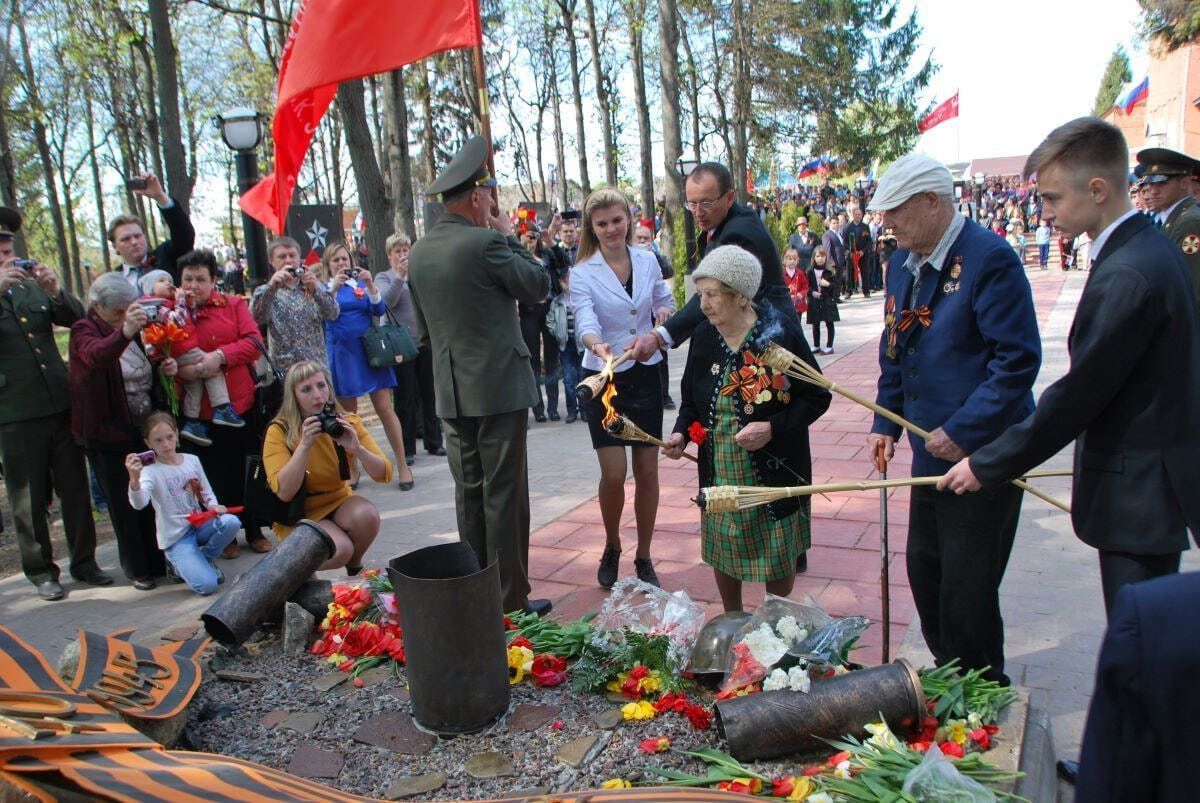 Десять лет в Одоеве в Сквере Героев горит Вечный огонь