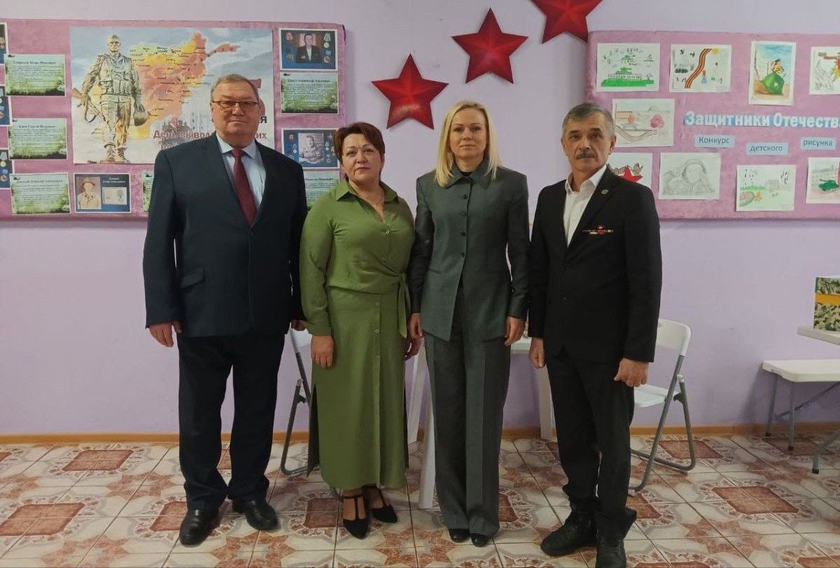 Елена Бутузова: «Мы гордимся выбором наших ребят-контрактников!» Елена Бутузова: «Мы гордимся выбором наших ребят-контрактников!»