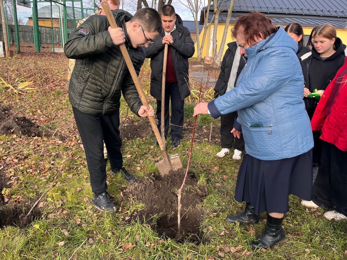 Одоевские школьники посадили Сад Памяти Одоевские школьники посадили Сад Памяти