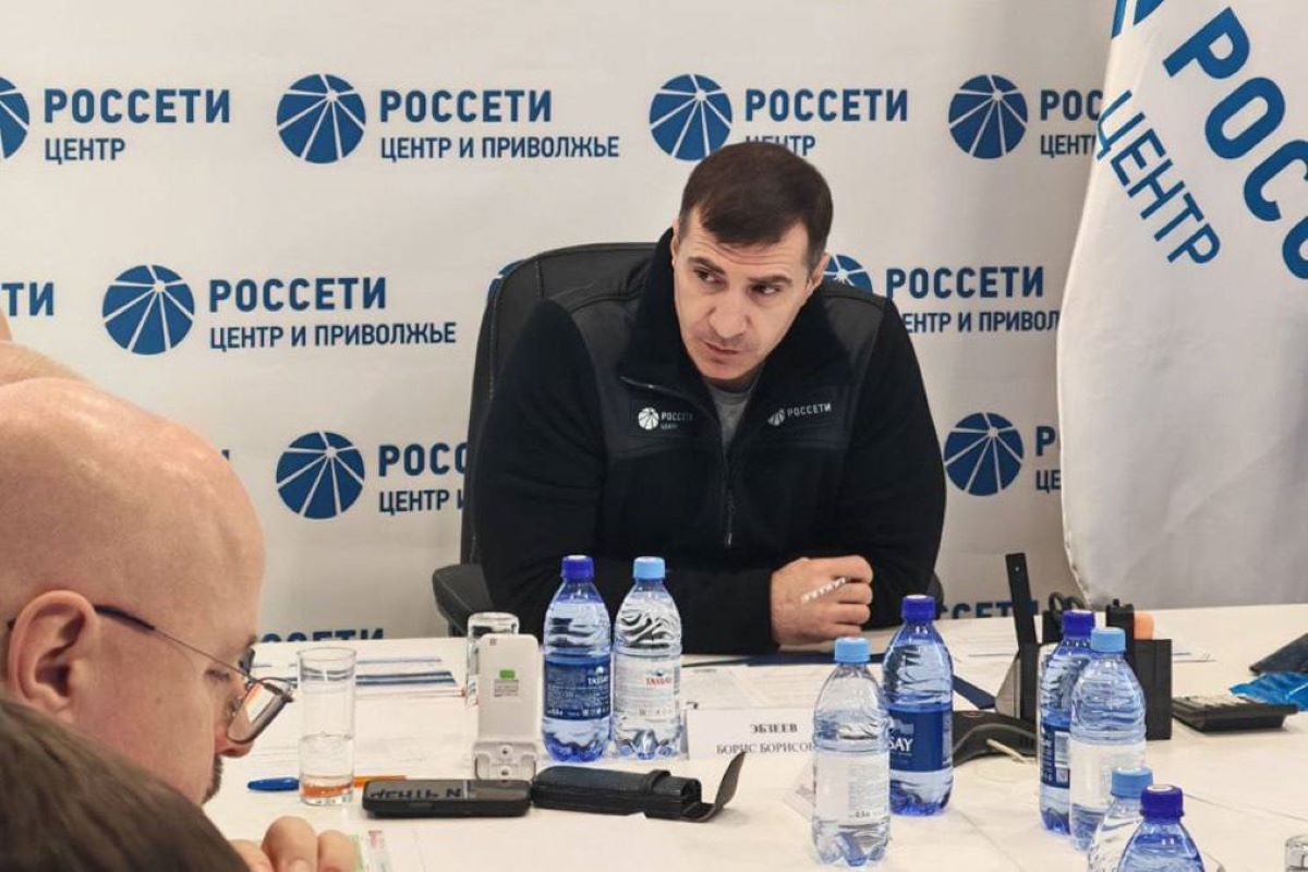 Борис Эбзеев проверил работу сотрудников компании, помогающих в восстановлении электросетевых объектов в ДНР