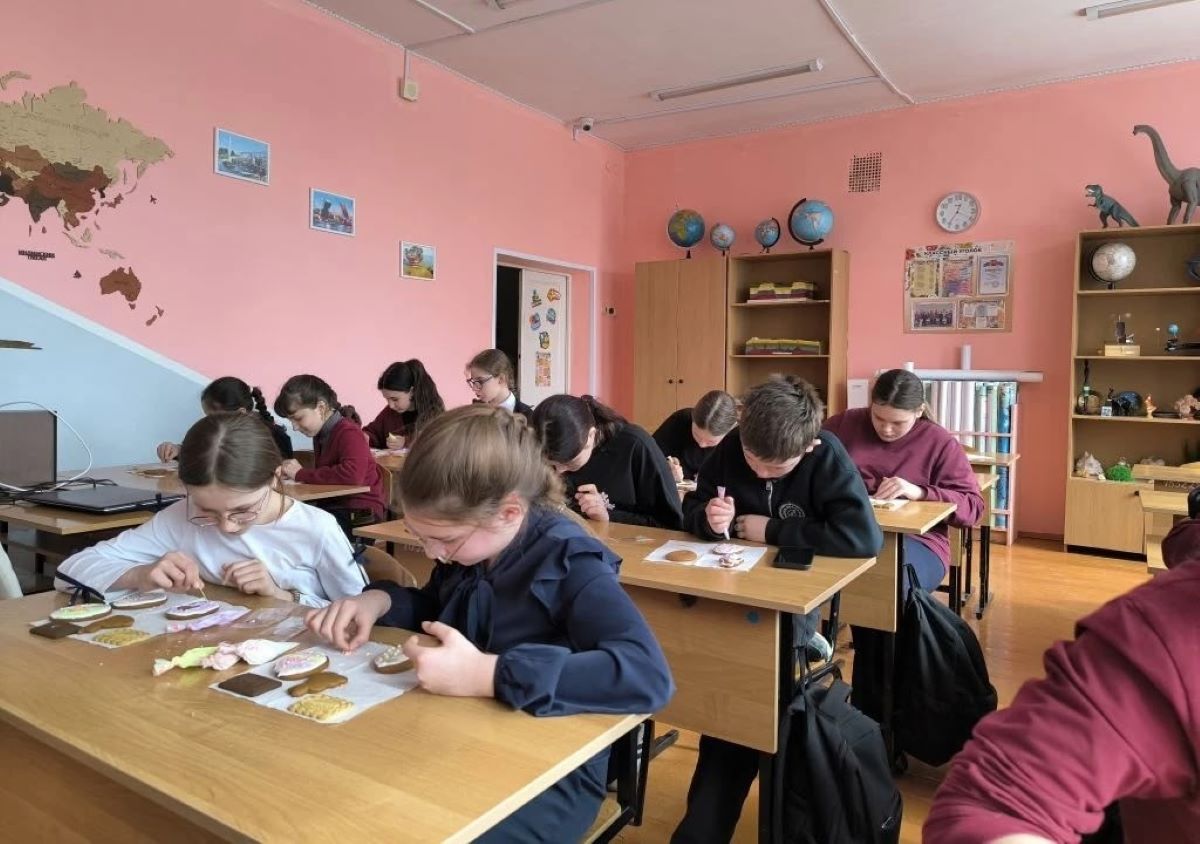 Пятиклассники средней школы им. А.Д. Виноградова готовятся к Пасхальной благотворительной ярмарке Пятиклассники средней школы им. А.Д. Виноградова готовятся к Пасхальной благотворительной ярмарке