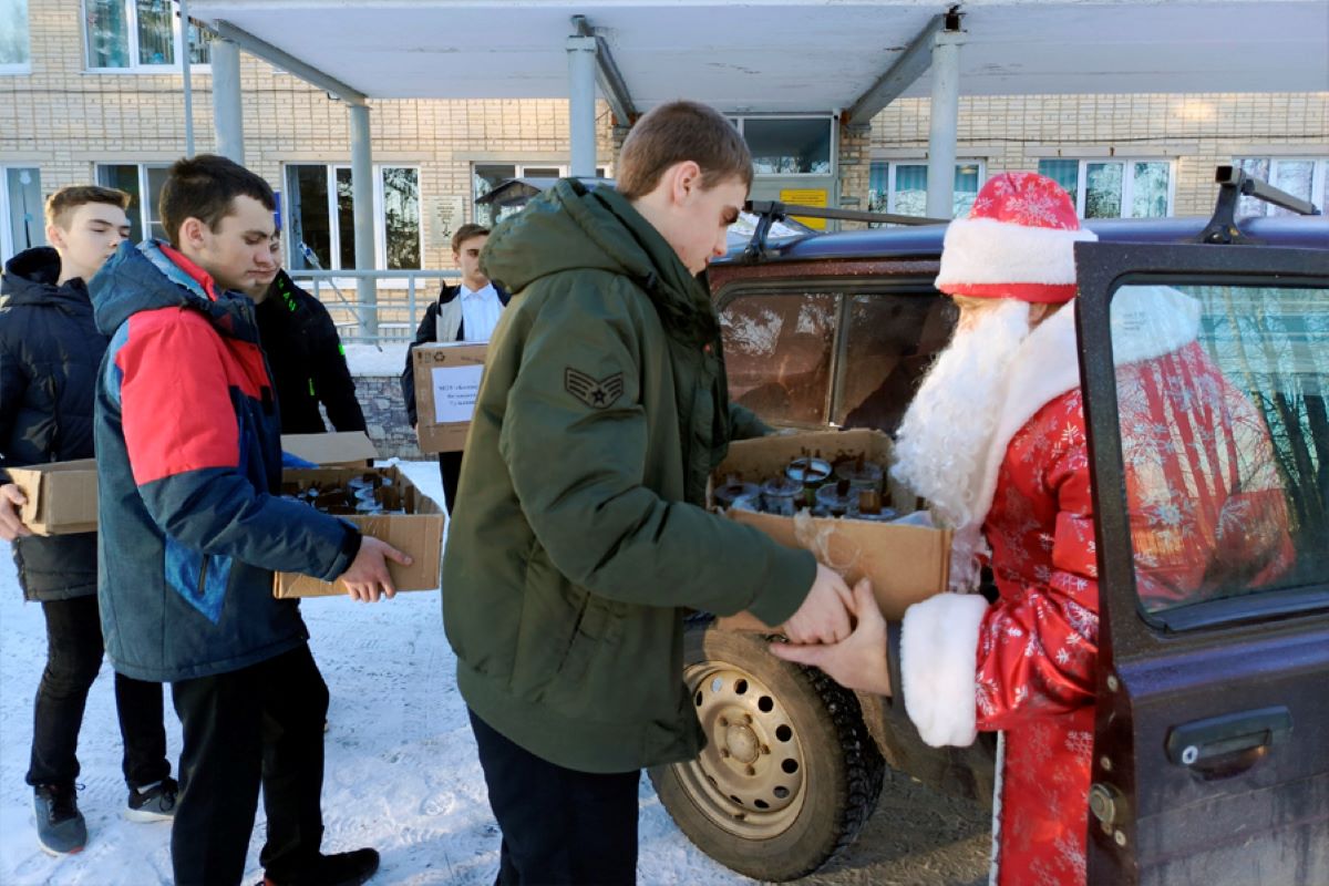 Жители региона подготовили новогодние подарки для российских бойцов
