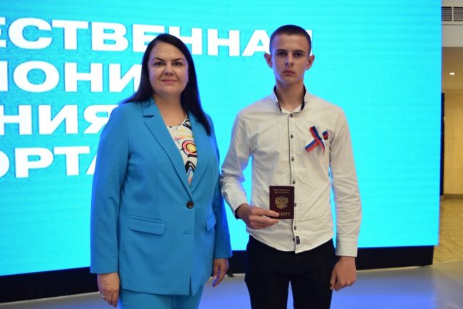 Алексей Ромашкин получил паспорт в Туле на торжественной церемонии