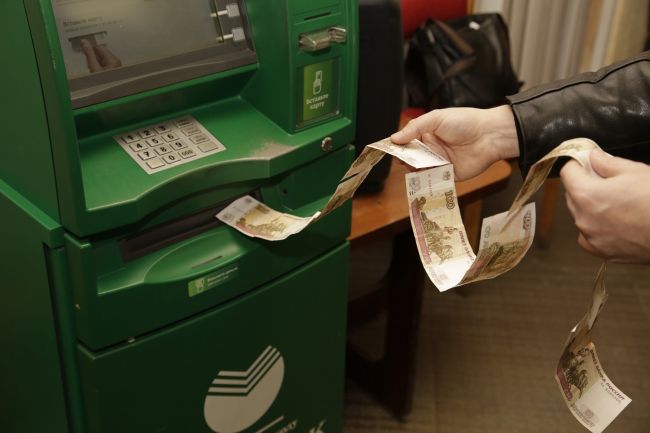 Исследование: Россияне стали снимать из банкоматов на треть денег больше
