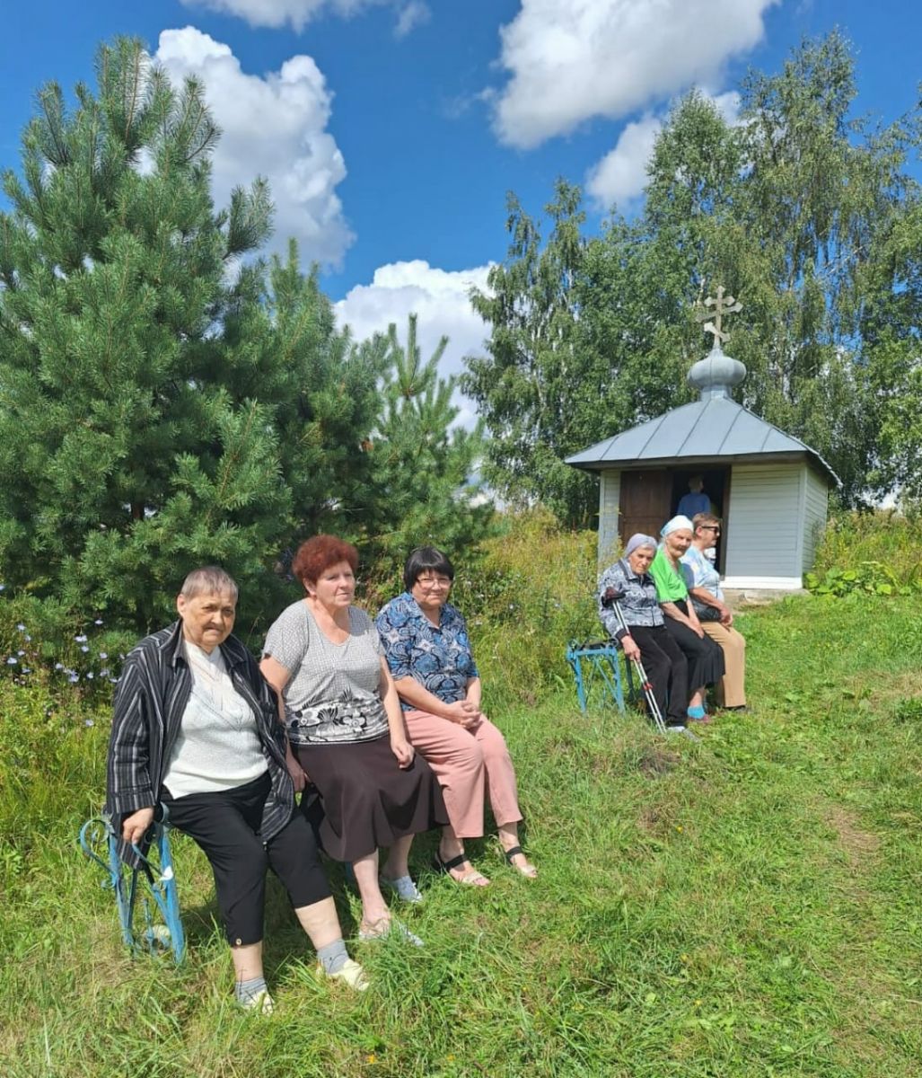 Пожилые плавчане побывали у освященного родника