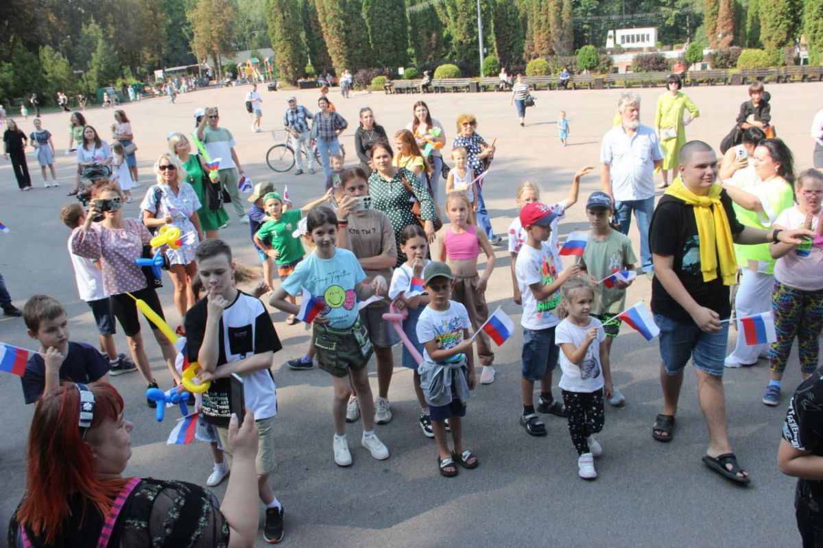 Жители Белгородской и Курской областей посетили с экскурсией Центральный парк Тулы