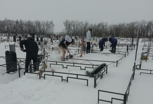 В Плавске расчистили подходы к местам захоронения защитников Отечества