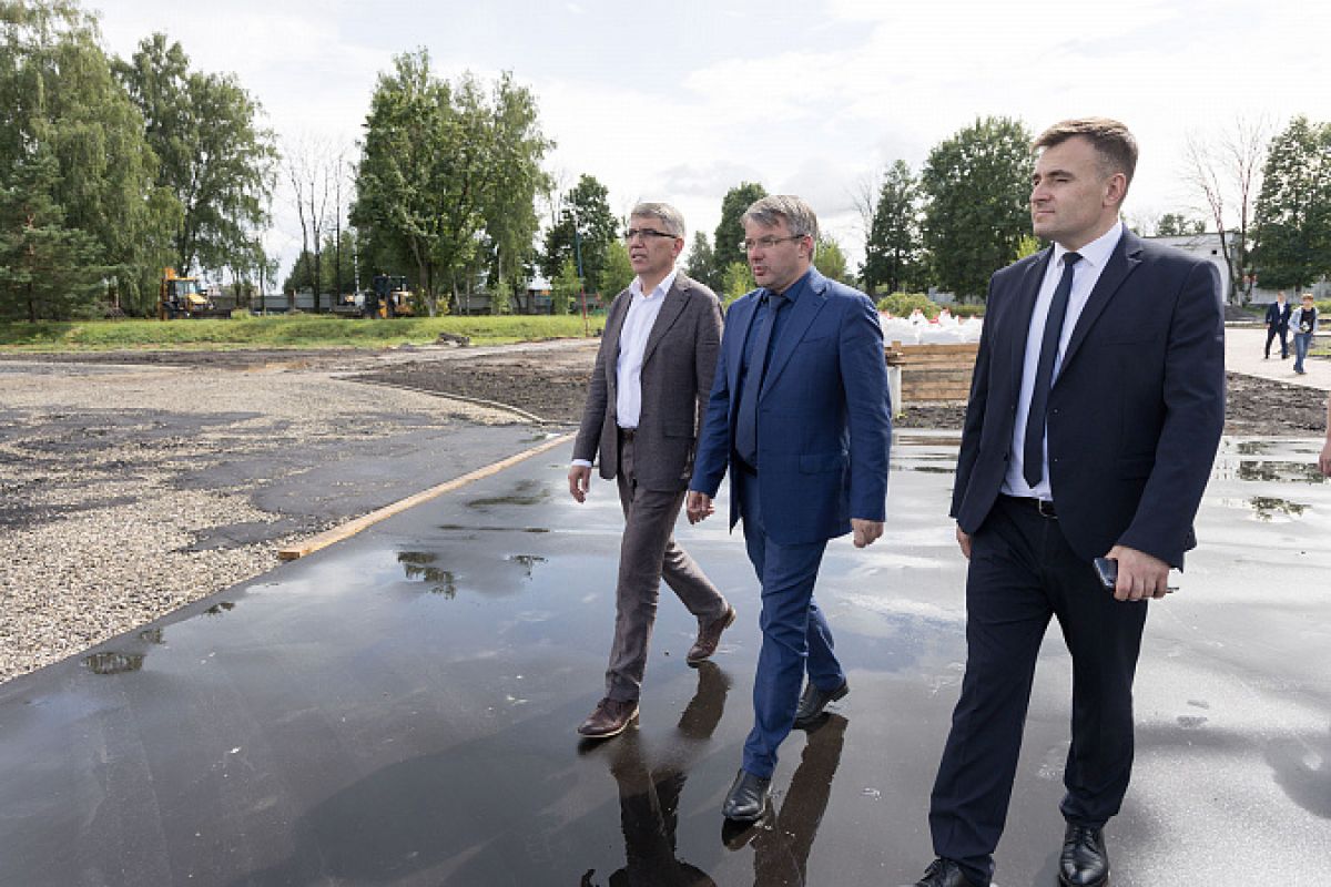 Дмитрий Миляев осмотрел ход капитального ремонта стадиона «Ресурс» в Богородицке