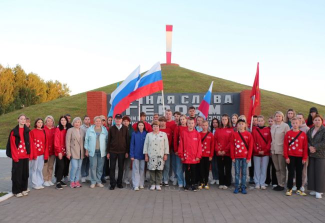 Плавчане зажгли свечи памяти