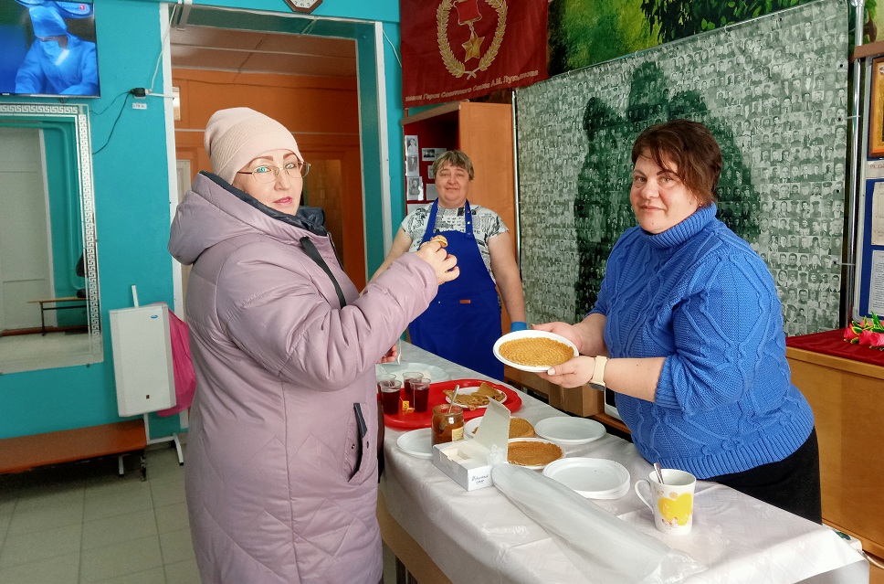 Чаем и блинами встречают голосующих в Плавском районе