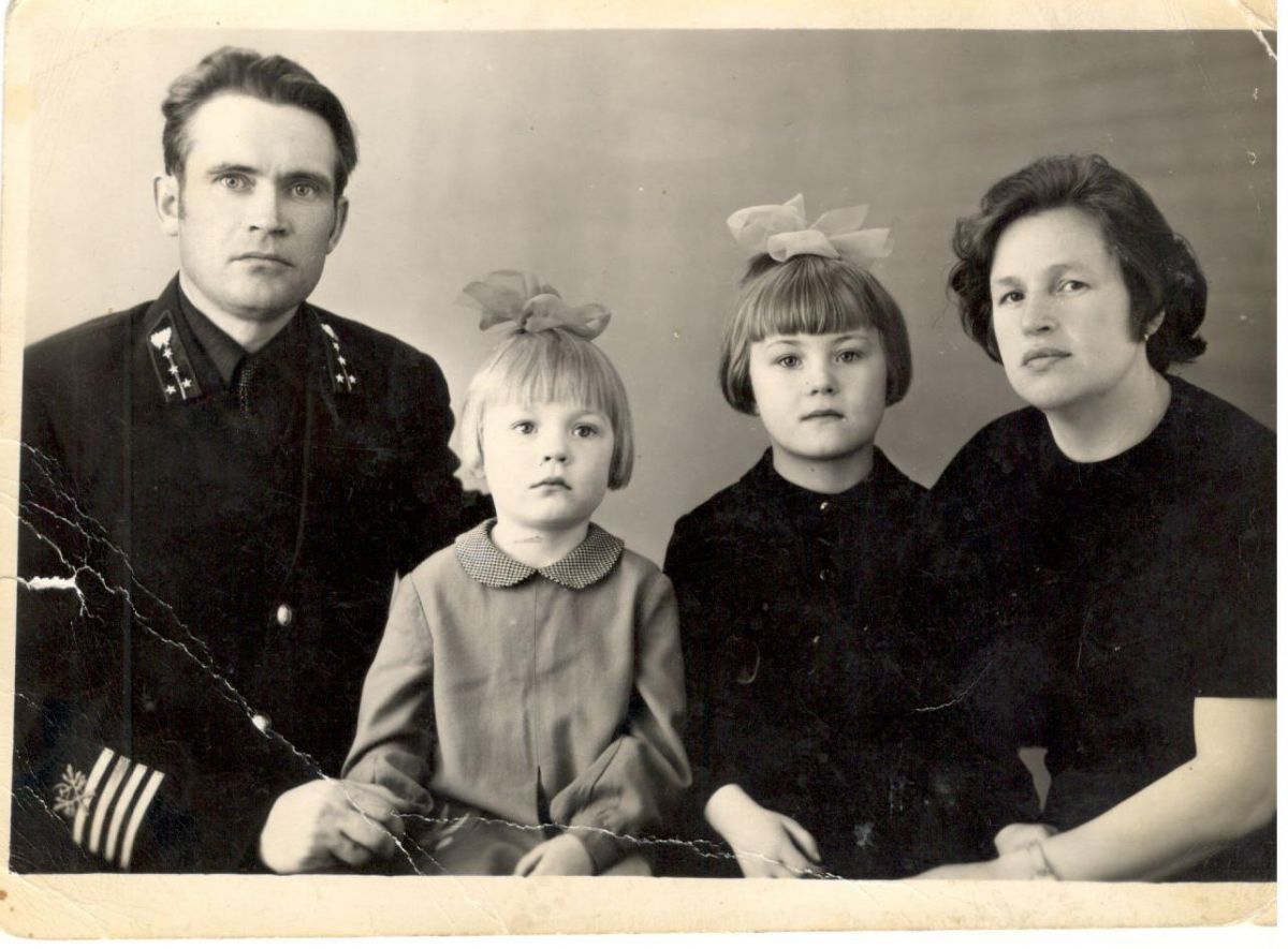 _nikolaj_i_zoa_cyranovy_s_mladsej_doceru_galinoj_i_starsej_-_olgoj_sleva_napravo