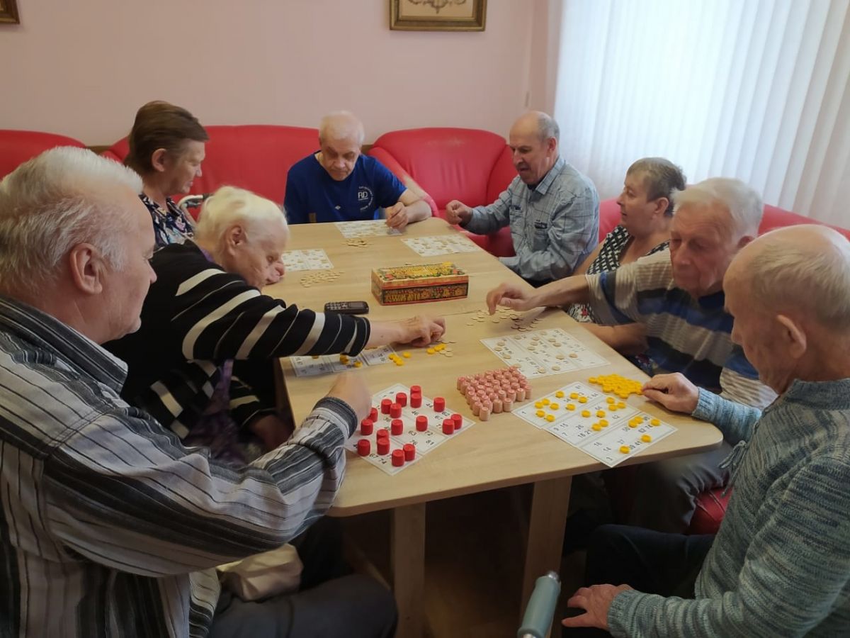 Настольные игры для пожилых плавчан: тренировка памяти и душевные беседы