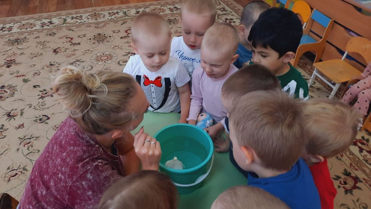 Маленькие плавчане экспериментируют с водой