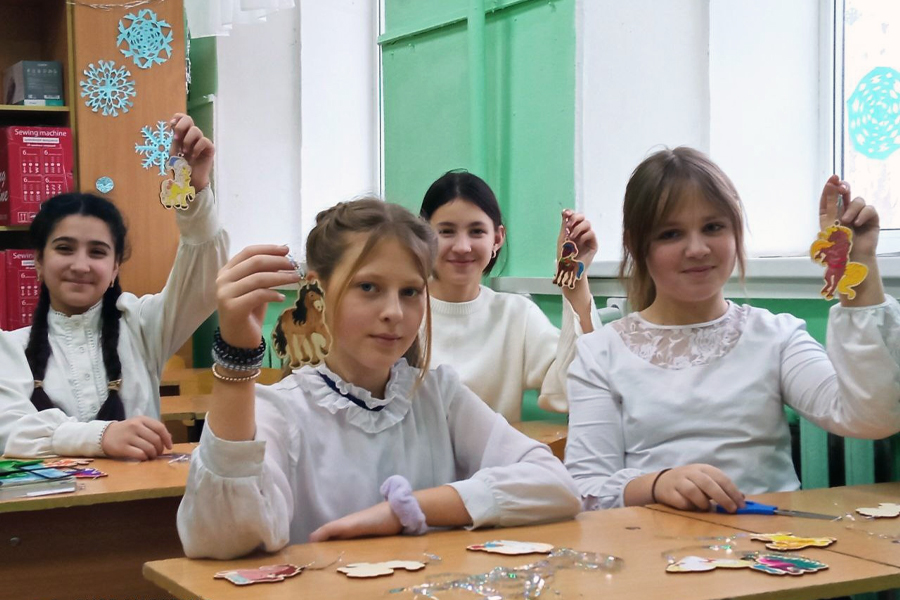 Школьники изготовили для российских бойцов символы наступающего года