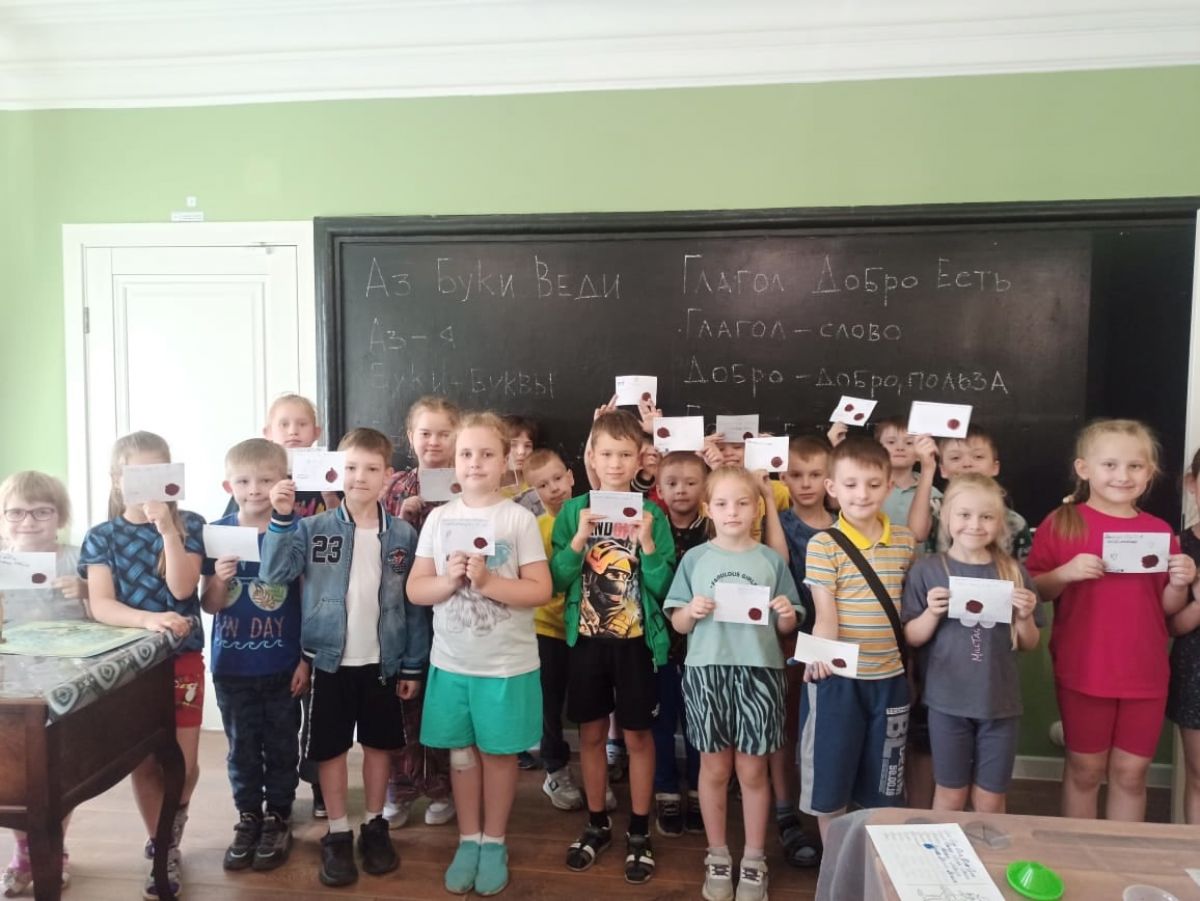 Юные плавчане учатся чистописанию Юные плавчане учатся чистописанию