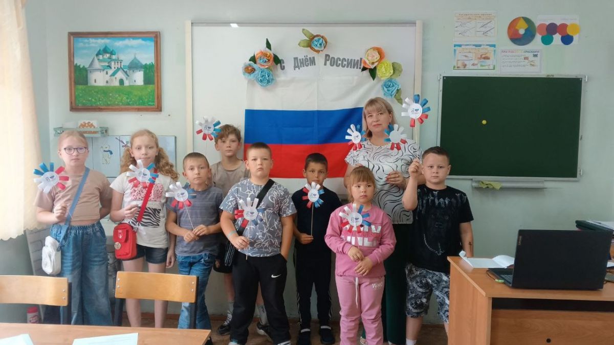 Юные школьники создали патриотический сувенир