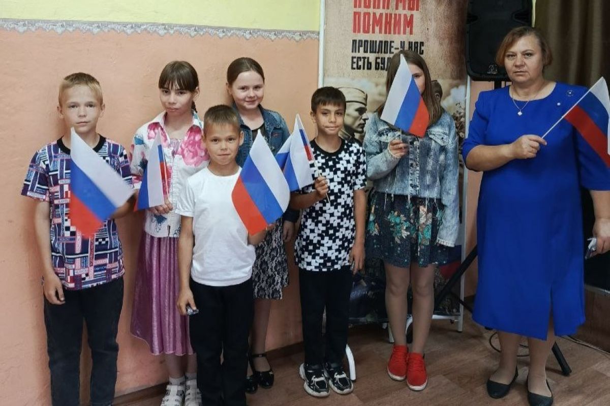 Зачем в Плавском районе раздавали российский триколор?