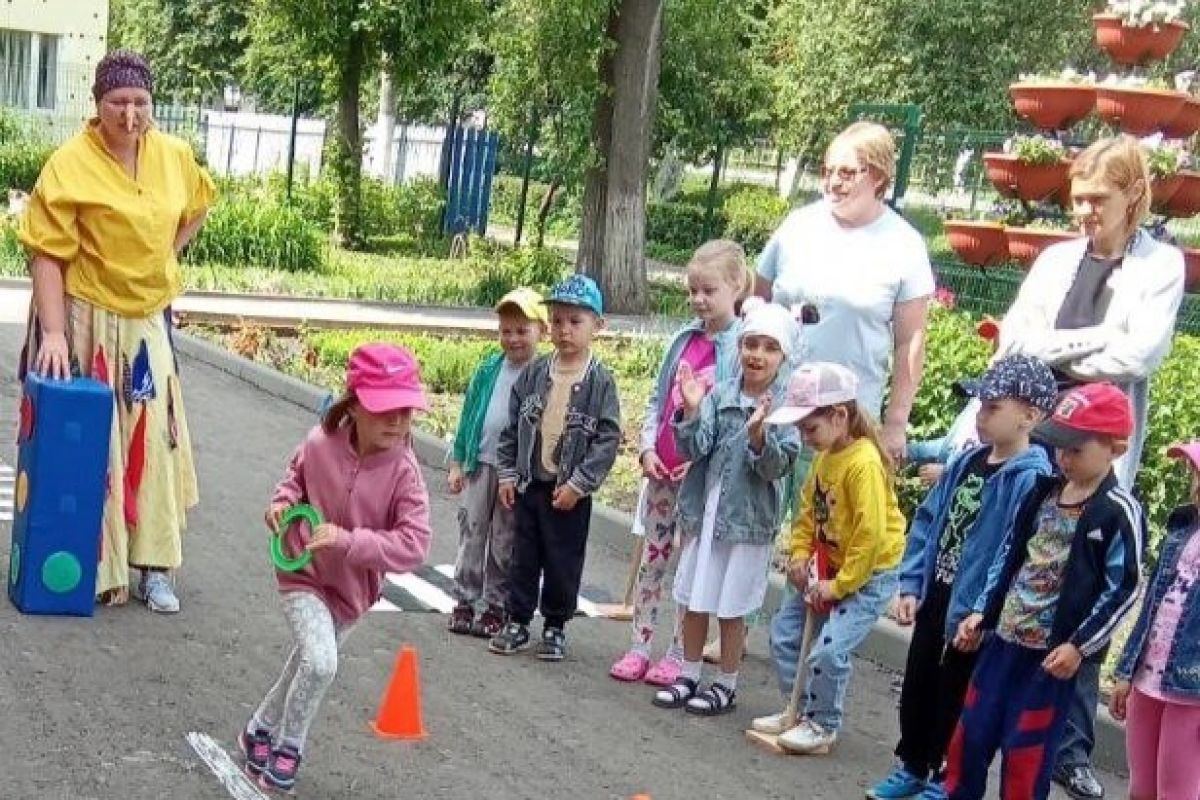 Плавские дети научили Бабу-Ягу правилам дорожного движения