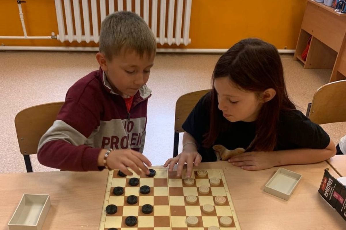 Плавские школьники проводят время за настольными играми