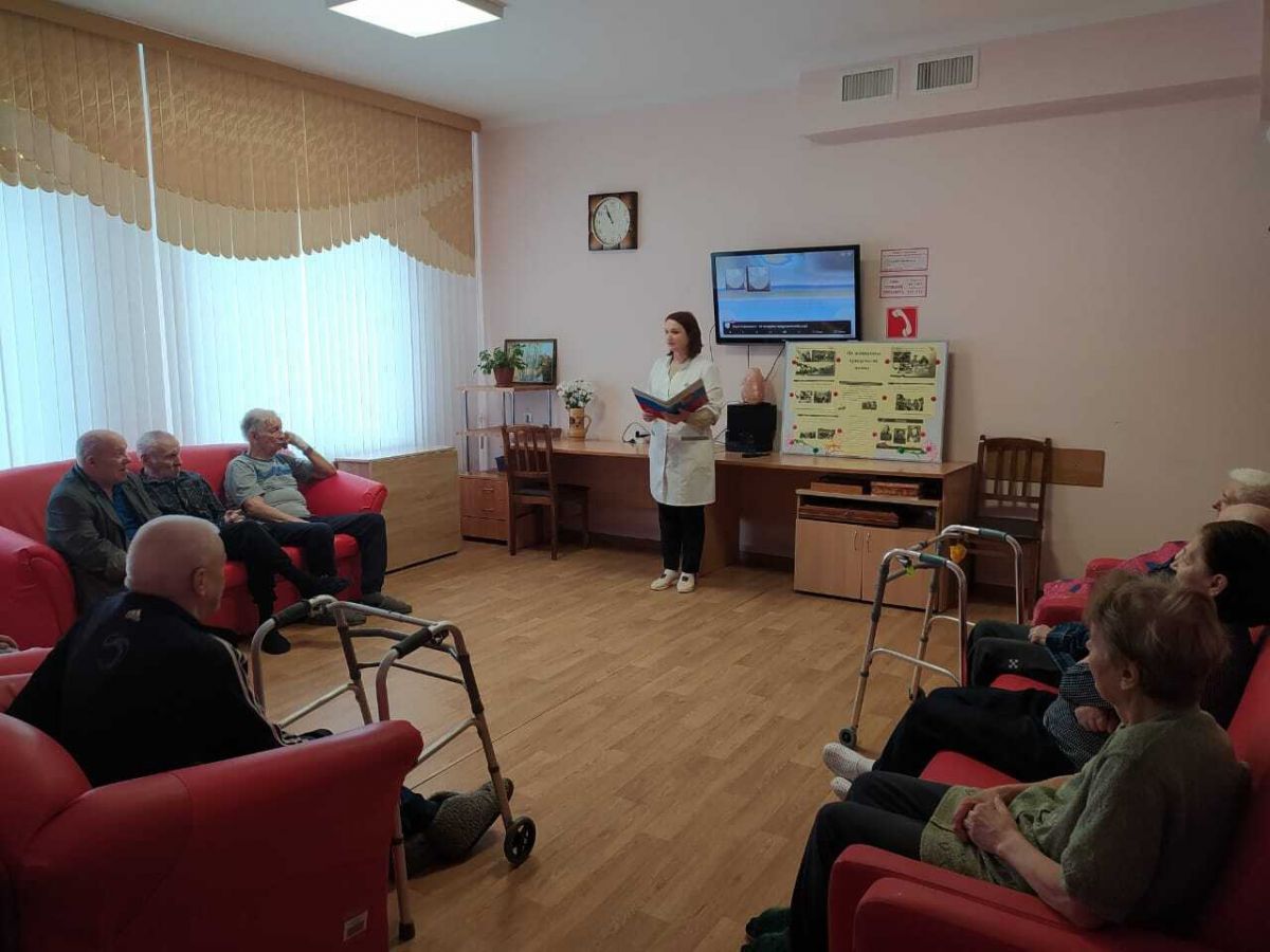 Пожилые плавчане знакомятся с подвигами советских солдат