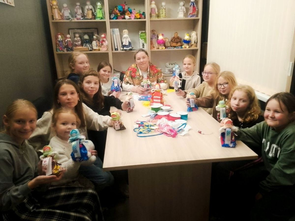 Юные сельчане создали обереговую куклу Юные сельчане создали обереговую куклу