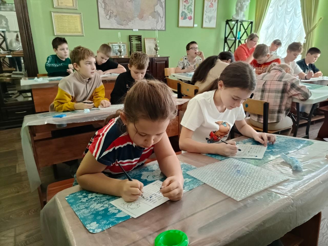 Плавские школьники совершили экскурсию в 19 век Плавские школьники совершили экскурсию в 19 век