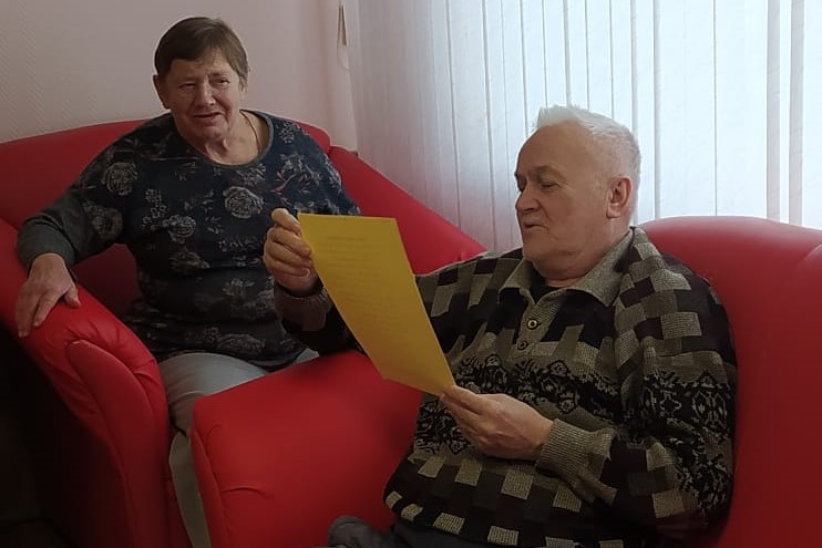 Пожилые плавчане читали и слушали стихи известного поэта Пожилые плавчане читали и слушали стихи известного поэта