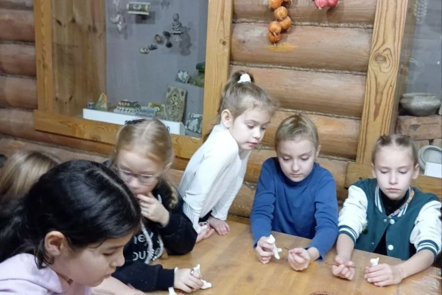 Сельские школьники познакомились с бытом предков Сельские школьники познакомились с бытом предков