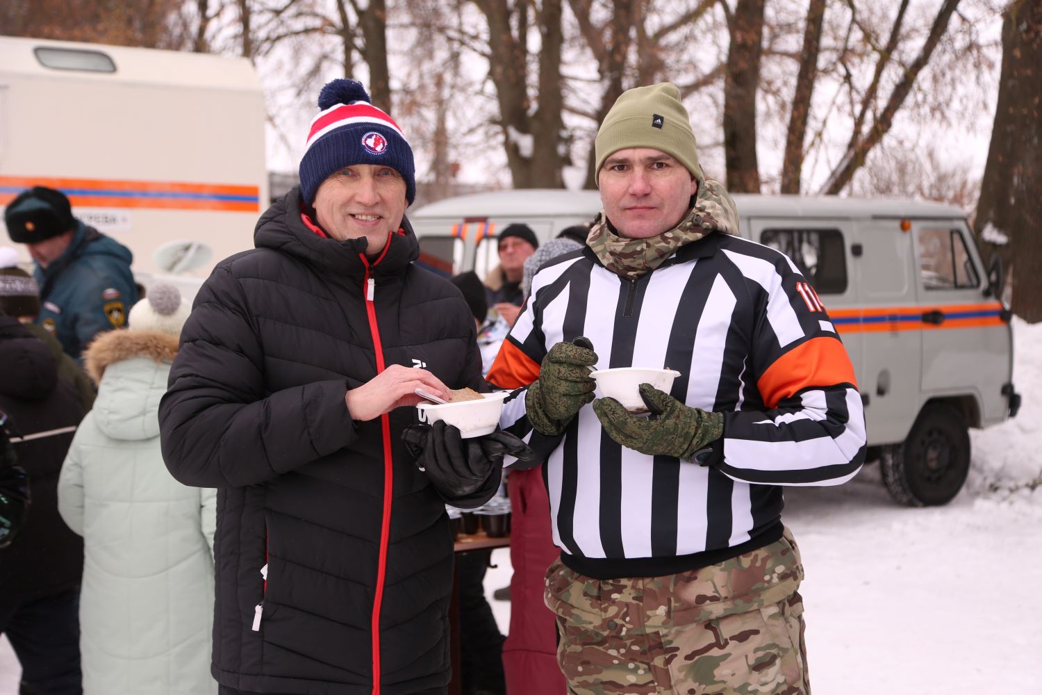 «Кадр недели»: хоккей в валенках, спортивный азарт и полевая кухня