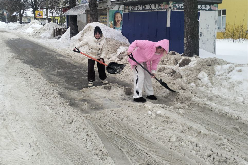 Две героини с лопатами: как Ирина и Людмила расчистили дорогу для плавчан