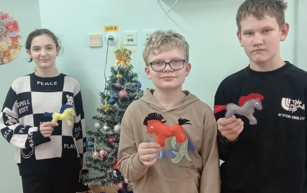 Символических лошадок изготовили плавчане в сельской школе Символических лошадок изготовили плавчане в сельской школе